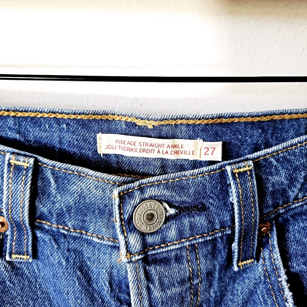 Levi's High-Rise Cropped Straight Jeans in Classic Blue - Picture 5 of 6